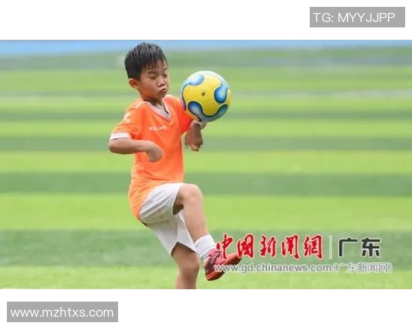 当足球巨星邂逅雪域风情身着藏服展现异域文化魅力